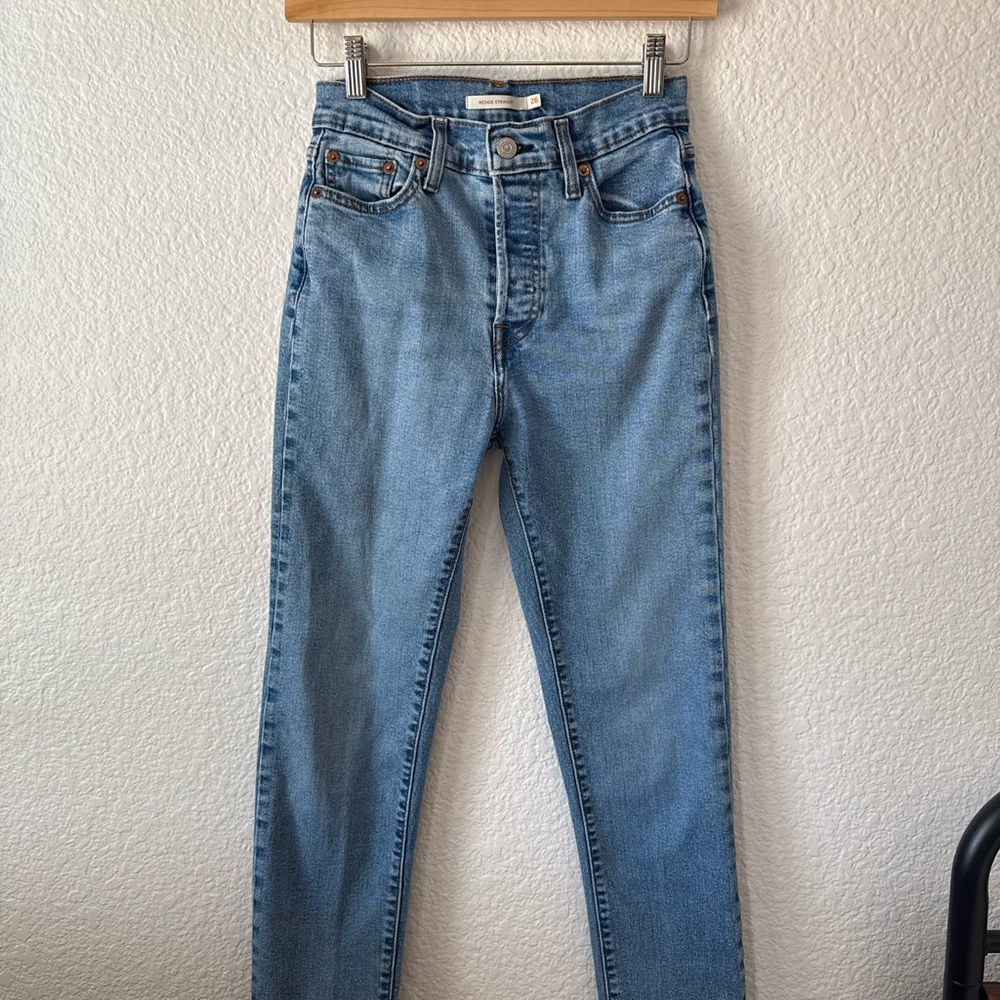 Levi’s Wedgie Straight Jeans – Size 26